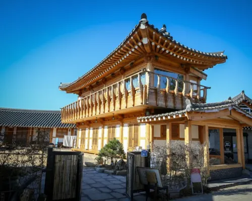 Happy Village Syeobul Guesthouse Hotels near Daereungwon