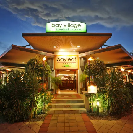 Bay Village Tropical Retreat & Apartments Отели рядом с достопримечательностью «Кладбище Мак-Леод стрит Пайонир»