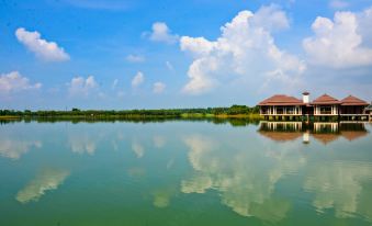 Diyin Lake Lakeside Holiday Wooden House