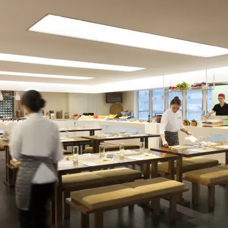 JEN Hong Kong by Shangri-La Отели рядом с достопримечательностью «Станция метро HKU»