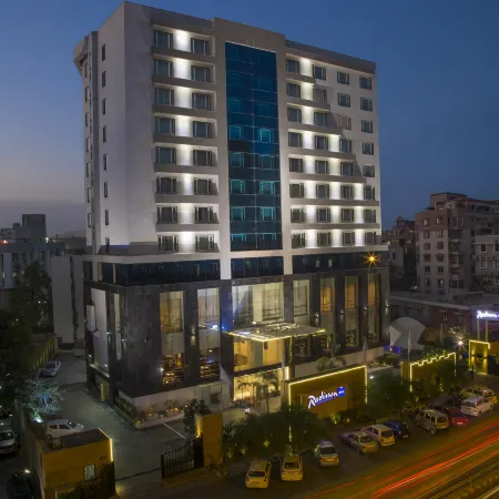 Radisson Blu Hotel Ahmedabad Отели рядом с достопримечательностью «Торговый центр Alpha One»