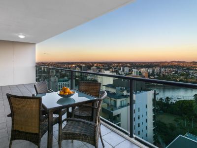 Oaks Brisbane River City Suites