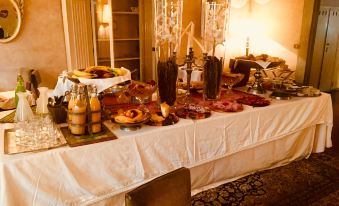 J and J Historic House Hotel