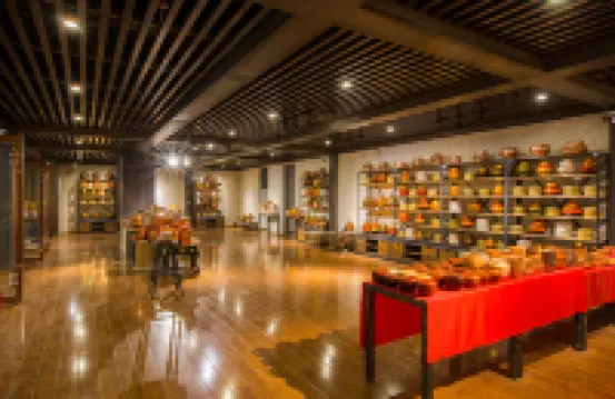 Shangri-La 5th Meteorite Light Year Hotel (Dukezong Ancient City Shop)