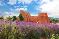 Maitreya Dongfengyun Art Inn