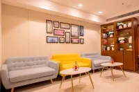 LUCK 7 Hotel (Yichang Wanda Plaza Visitor Center)