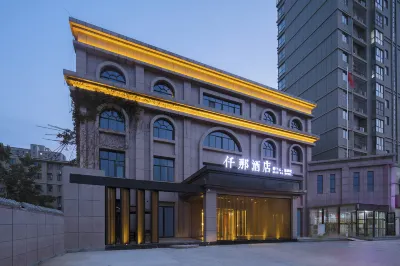 Qianna Hotel (Xinxiang Hualan Avenue Pangdonglai Shopping Plaza) Hôtels à : Xinxiang
