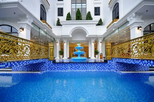 Crown Nguyen Hoang Hotel - parking