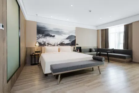 Atour Hotel (Tianshui South High-speed Railway Station Shengda Plaza) Отели рядом с достопримечательностью «Maijishan Cave-Temple Complex»