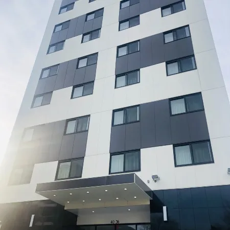 LIC Plaza Hotel Отели рядом с достопримечательностью «Станция метро G Subway Line»