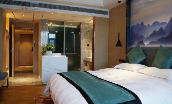 Golden Phoenix Hotel - Housity