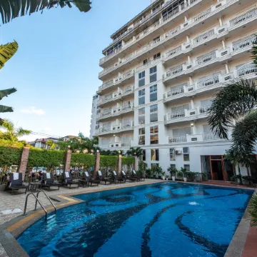 Aristocrat Residence & Hotel Отели рядом с достопримечательностью «Пляж Очутель»