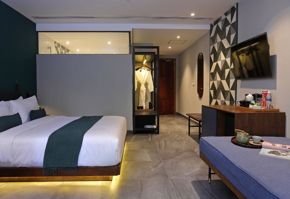 Baitong Hotel & Resort의 실외 수영장과 휴식 공간