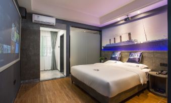 Hengda Film Hotel (High School Branch of No. 4 Middle School, Suoluowan Commercial Street, Haikou)