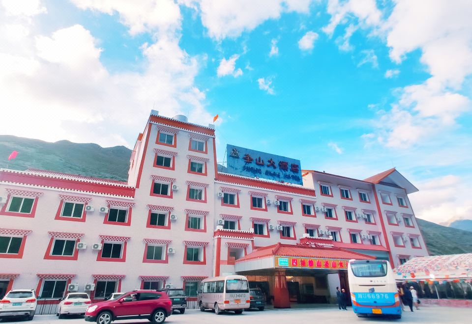 Mount Siguniang Shengshan Hotel Over view
