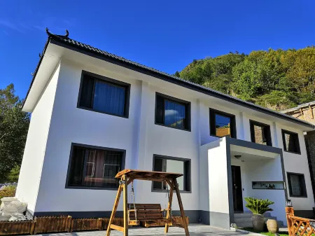 Yishan Jiushe Hostel Отели рядом с достопримечательностью «Shiziwo Temple»