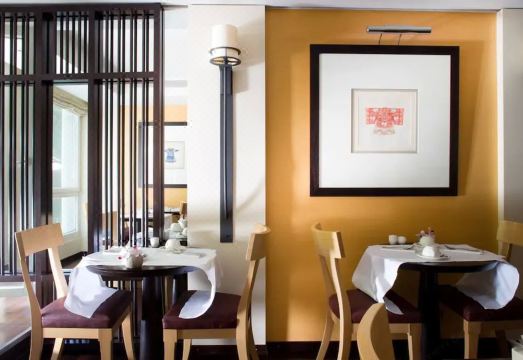 제이드 마노텔 로비