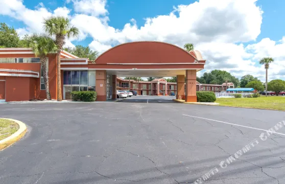 OYO佛羅里達野馬銀泉酒店