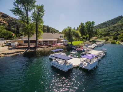 The Lodge at Blue Lakes Hotel di Lake County