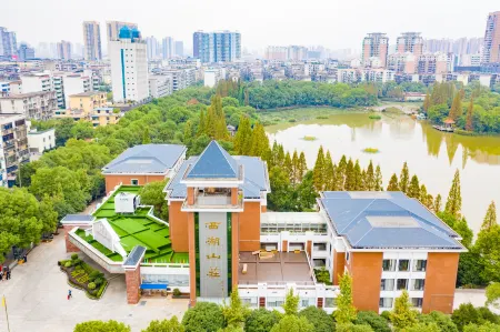 Xi Hu Resort Hotel Отели рядом с достопримечательностью «Hunan Technical College of Railway High-speed»