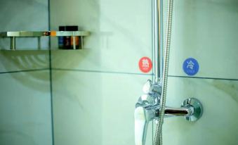 Yafeng Hotel (Xinyang Libao Square Wanxiangcheng Branch)