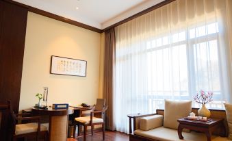 Maple Aroma Valley Hot Spring Resort Hotel