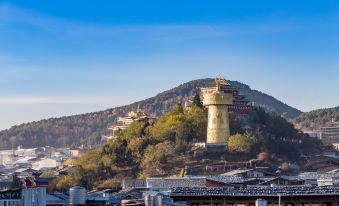 Floral blue sky Meijing Hotel (Dukezong Ancient City)