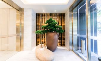 There is a large pot with plants on the table next to an indoor planter at Ji Hotel (Shanghai Hongqiao Shuicheng Road)