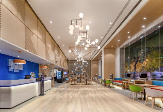 2. 홀리데이 인 익..