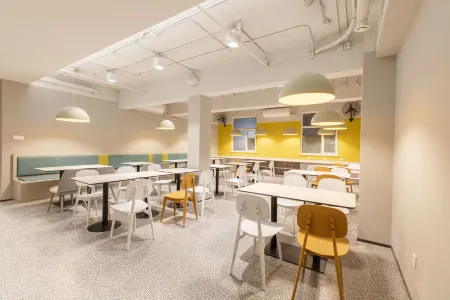 Shijia Boutique Hotel (Beijing Sanlitun Tuanjiehu Subway Station) Отели рядом с достопримечательностью «Capital University of Economics and Business (Hongmiao Campus)»