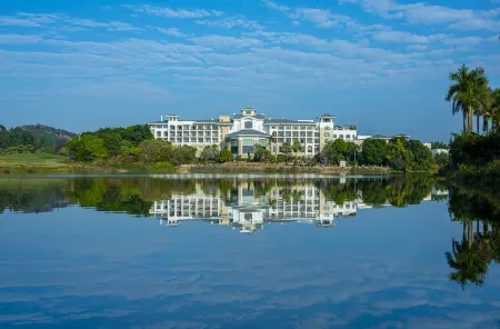 Sands Lakeside Hotel Отели рядом с достопримечательностью «Mayland Resort Hot Spring»
