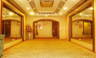 Zhengzhou Huanghe Valley Hot Spring Hotel (Fengle Farm)