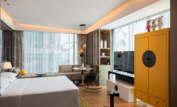 Renaissance northeast hotel