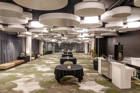 Eatons Hill Hotel Отели в г. Каллангер