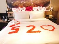 维纳斯国际酒店(广西柳州高铁站鱼峰山公园店) - 豪华浪漫大床房