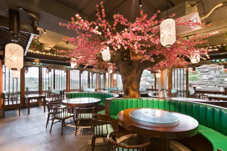 Floral Hotel Furong Town Galaxy Heights Hotel(Wangcun Waterfall Store) Отели рядом с достопримечательностью «Tusi Palace»