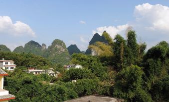 Chengdong Holiday Hotel (Yangshuo Lijiangjiang Scenic Area)