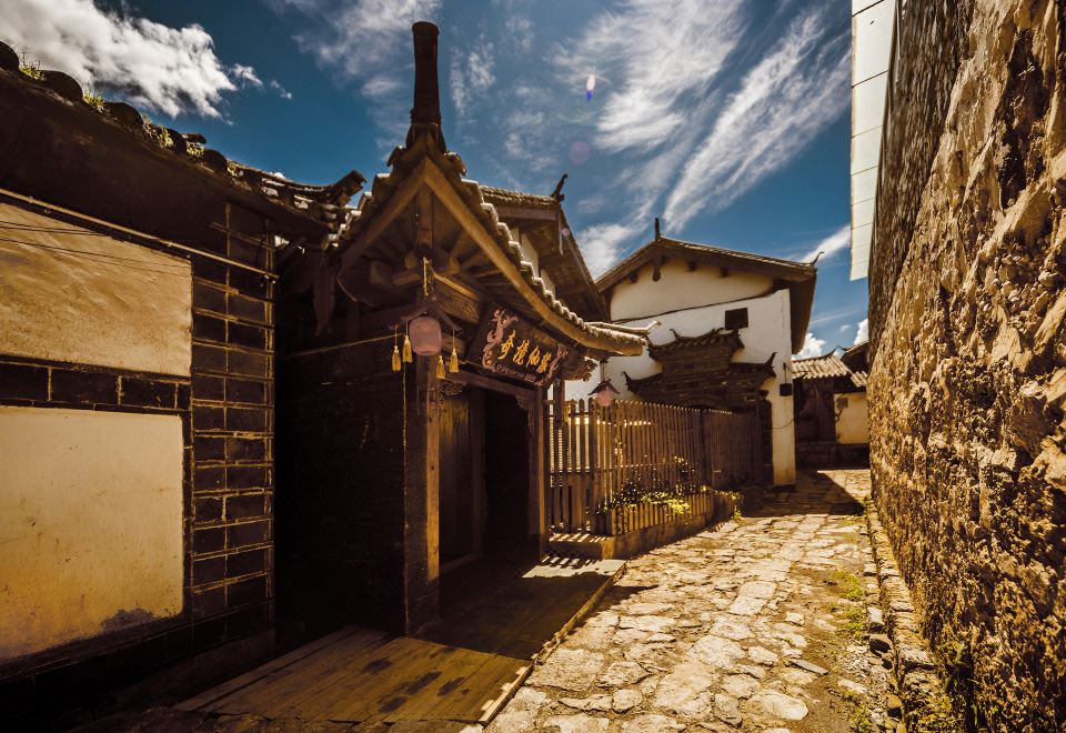 [밋 유 인 리장의 깨끗하고 넓은 객실의 침대 모습]