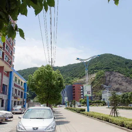YZ Universe E-sports Smart Hotel (Donggang Banshengdong Wharf)