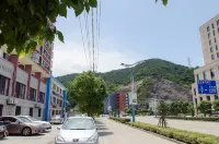 YZ Universe E-sports Smart Hotel (Donggang Banshengdong Wharf)