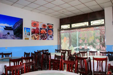 Jianmenguan Pengju Chinese Inn Отели рядом с достопримечательностью «Cuiyunlang»