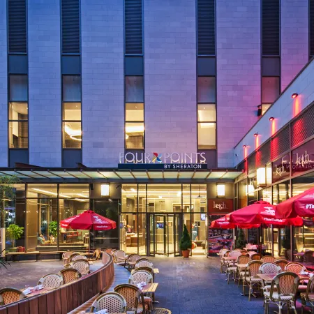 Four Points by Sheraton New York Downtown Отели рядом с достопримечательностью «Станция PATH Exchange Place»