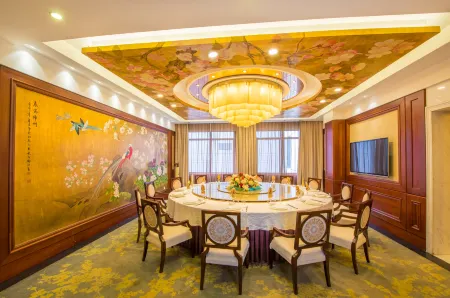 Zhuzhou jinlong Hotel (Zhuzhou Railway Station Clothing Market) Отели рядом с достопримечательностью «Hunan Zhuzhou Vocational Education City Health School»