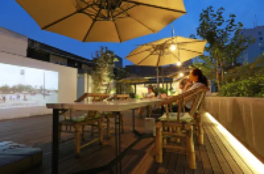 Yueyajianbai Hotel (Chengdu Kuanzhai Alley Wenshu Monastery Subway Station)