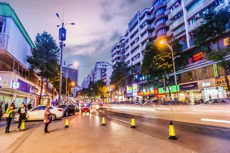 Yuechen Hotel (Xietaizi Subway Station) Отели рядом с достопримечательностью «Chongqing Institute of Public Administration»