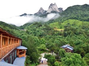 Wolong Mountain Villa