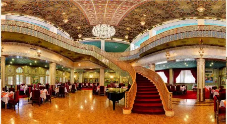 Abbasi Hotel Отели рядом с достопримечательностью «Хашт-бехешт»