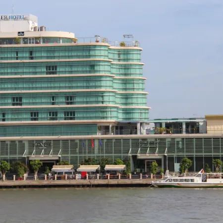 River Hotel