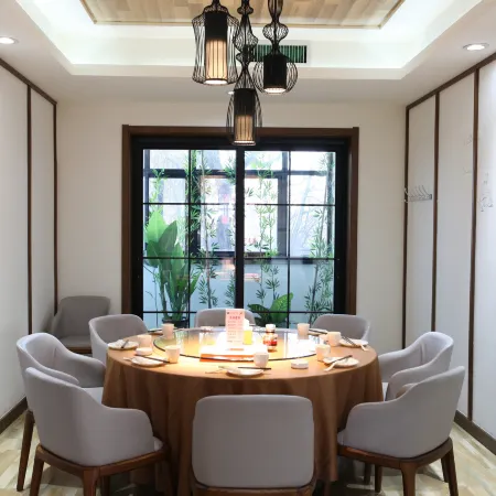 Longchang Holiday Hotel