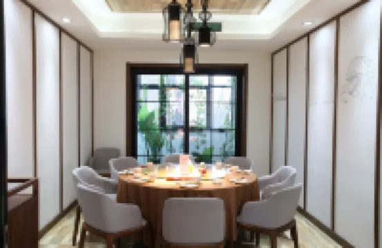 โรงแรม ฮอลิเดย์ หลงชาง